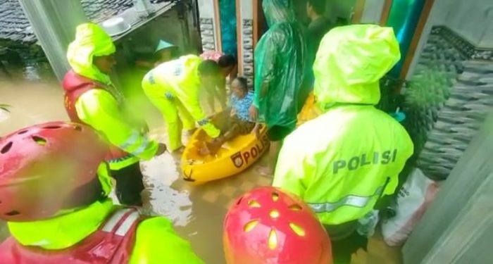 Gerak Cepat, Polres Blitar Evakuasi Korban Banjir