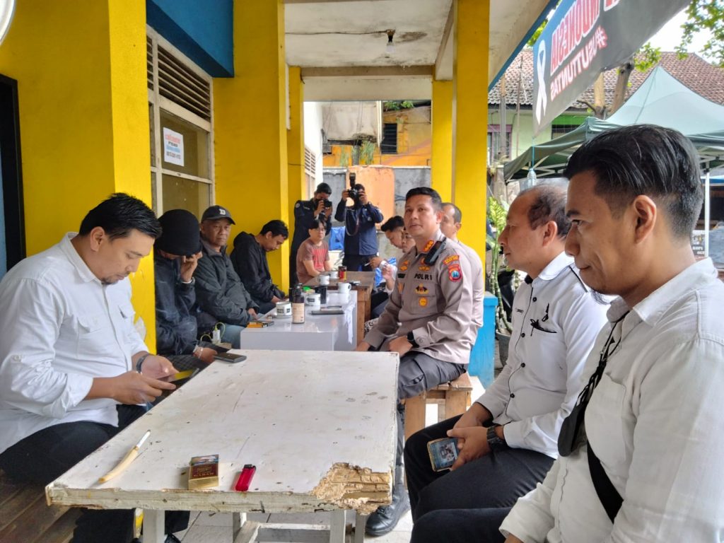 Kapolresta dan Kapolres Malang Kunjungi Tim Aremania Cek Suporter yang Belum Terima Bantuan