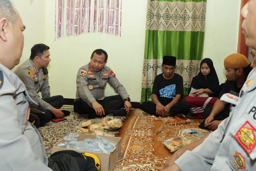 Usai Dilantik Kapolda Jatim Irjen Pol Toni Harmanto Takziah ke Rumah Korban Tragedi Kanjuruhan