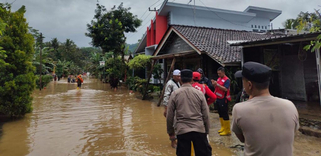Gotong Royong, Polres Malang Bersama TNI dan Warga Bersihkan Lokasi Banjir Bandang di Sumbermanjing wetan