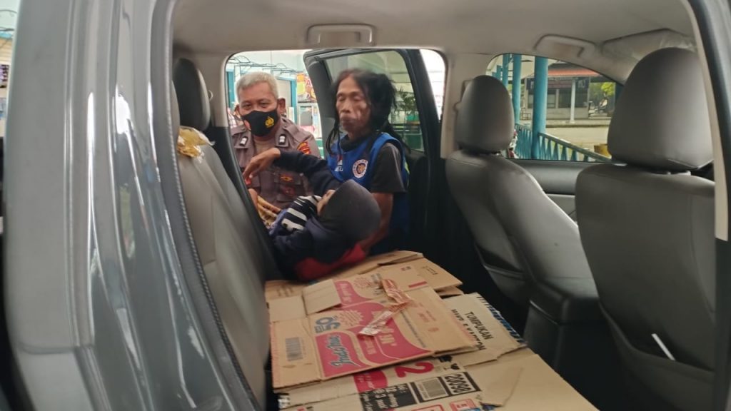 Gercep, Polisi Mojokerto Beri Pertolongan Lansia yang Sakit di Terminal