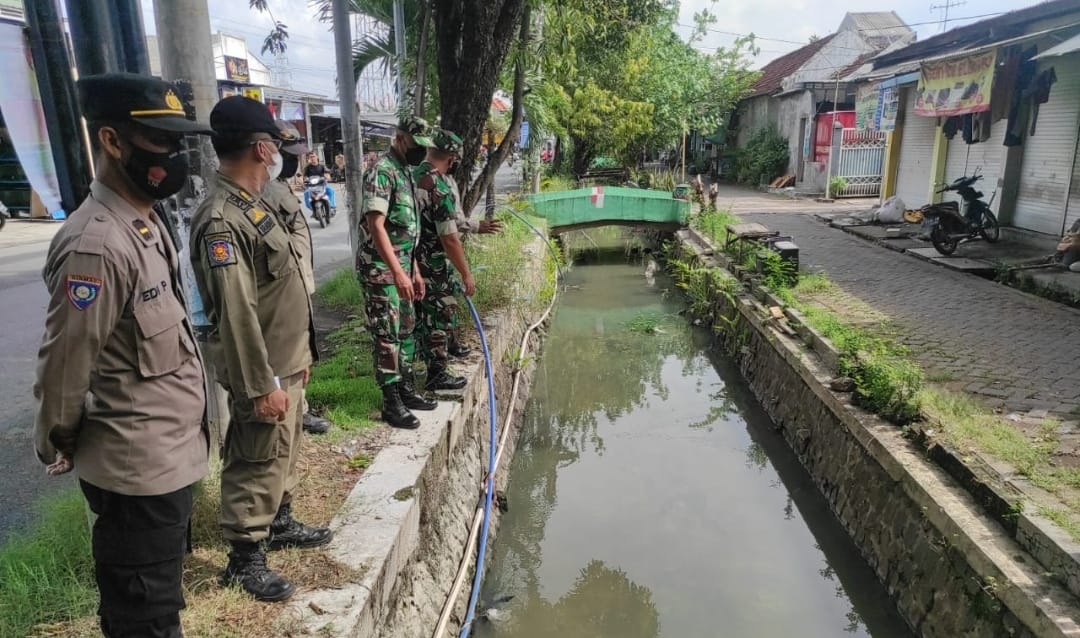 Antisipasi Banjir, Babinsa Bersama Tiga Pilar Cek Saluran Air