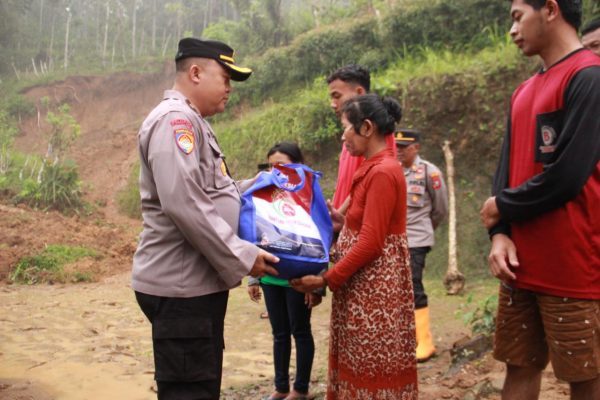Polres Ponorogo Salurkan Bantuan Sembako Untuk Korban Tanah Longsor