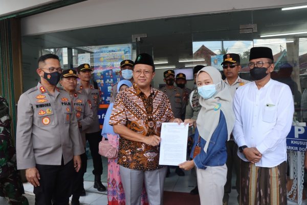 Antisipasi Kasus AKI, Kapolres dan Kadinkes Bondowoso Lakukan Sidak Apotek