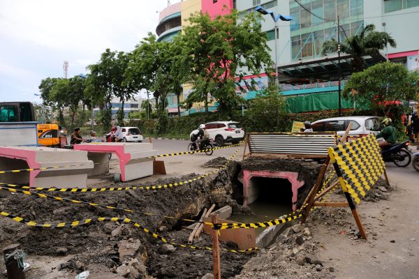 Ada Pembangunan Saluran di Depan Pasar Turi Baru, Arus Lalu Lintas di Jalan Dupak Diberlakukan Contra Flow