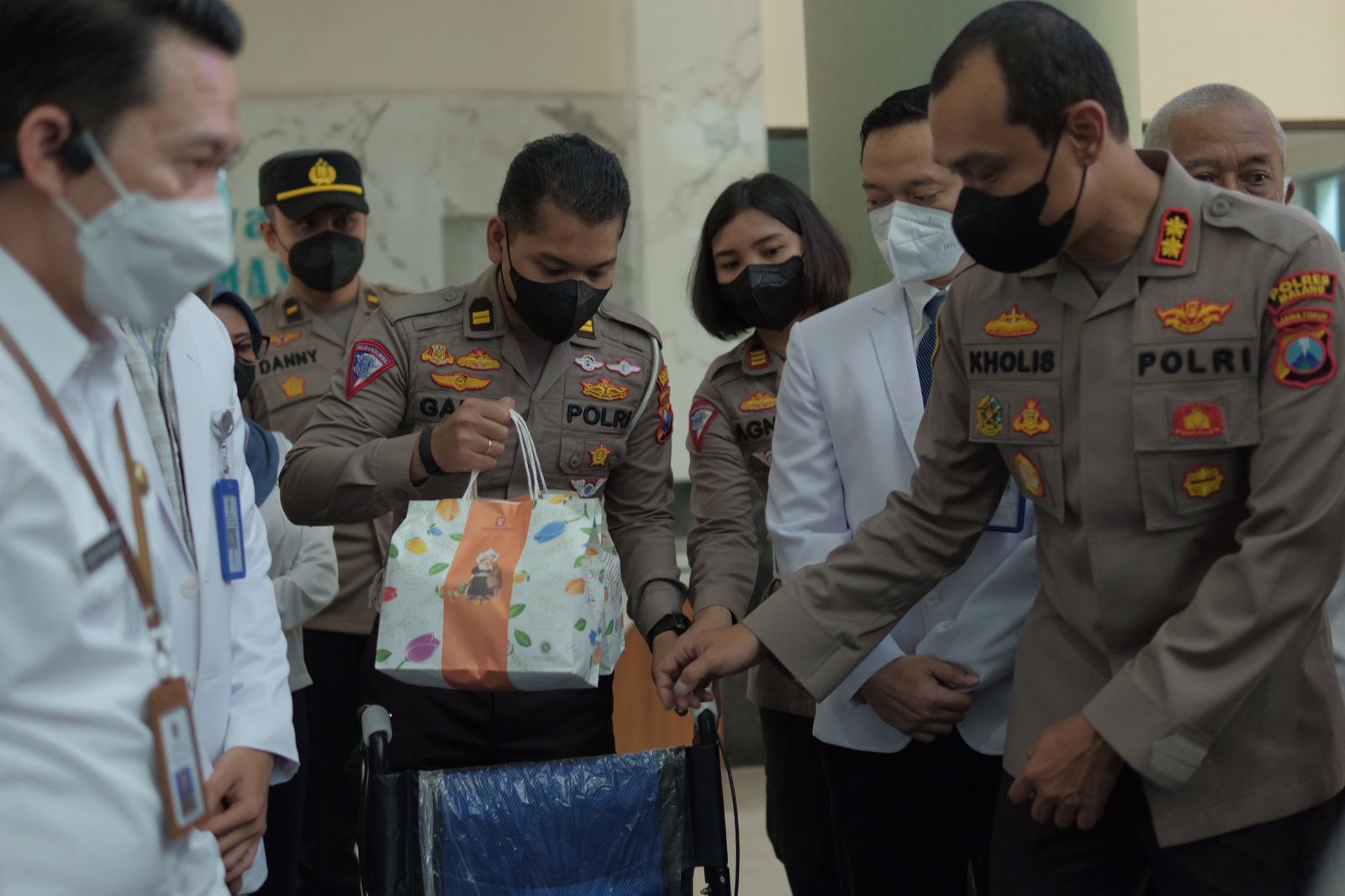 Kapolres Malang dan Forkopimda Antar Kepulangan Vicky Aremania Sidoarjo yang Dirawat Akibat Tragedi Kanjuruhan