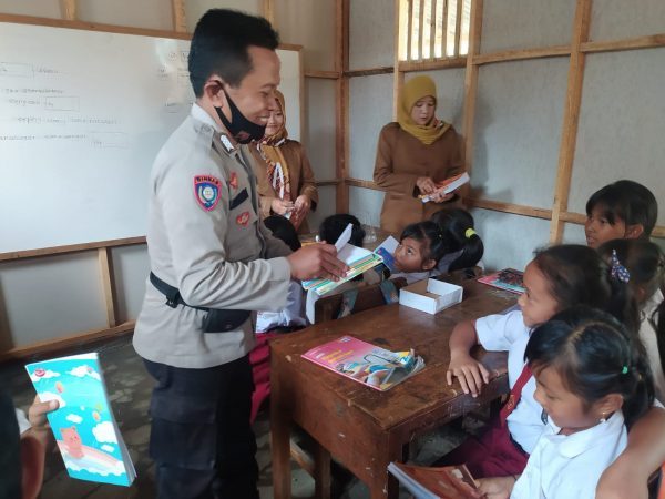 Dukung Wajib Belajar Pak Bhabin Polres Ponorogo Berbagi Buku Tulis