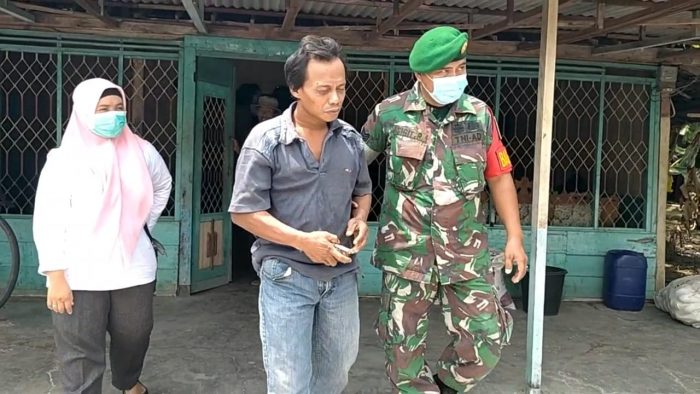 Babinsa Benjeng Menjadi Solusi Masyarakat Untuk Mengatasi Warga Yang Mengalami ODGJ.