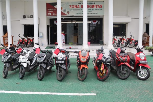 Polrestabes Surabaya Berhasil Ungkap Curanmor, 4 Tersangka dan 8 Unit Sepeda Motor Diamankan.