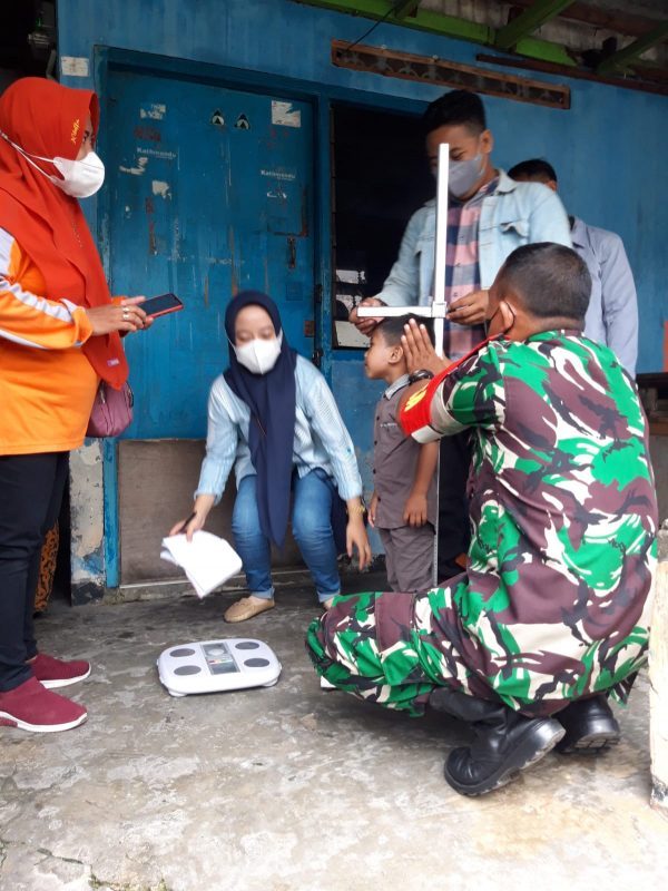 Bersama Empat Pilar Babinsa Pakal Kunjungi Balita Stunting di Wilayah