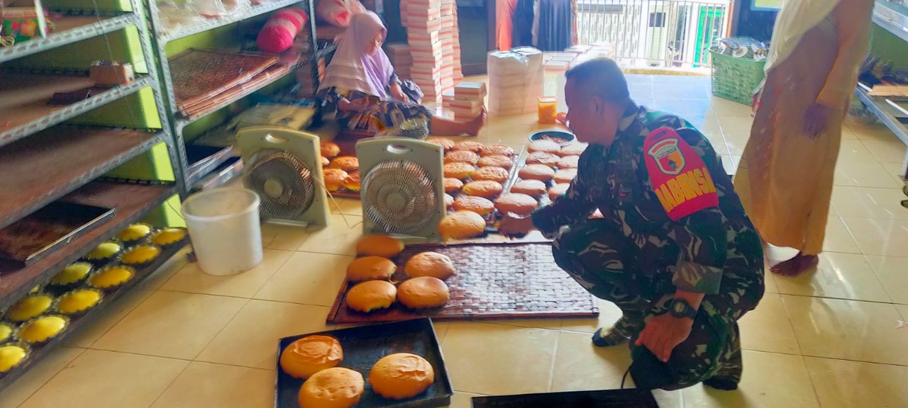 Komsos Dengan Pengusaha UMKM Roti Bluder, Serka Rasid Buka Wawasan Dunia Pemasaran Online.