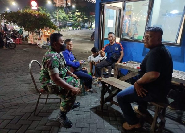 Giatkan Siskamling dan Prokes, Babinsa Kodim 0830/Surabaya Utara Komsos Bersama Warga