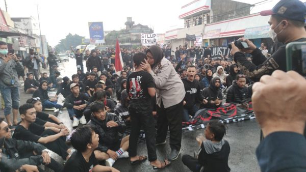 Humanis, Polisi Kawal Aksi Damai Aremania di Malang
