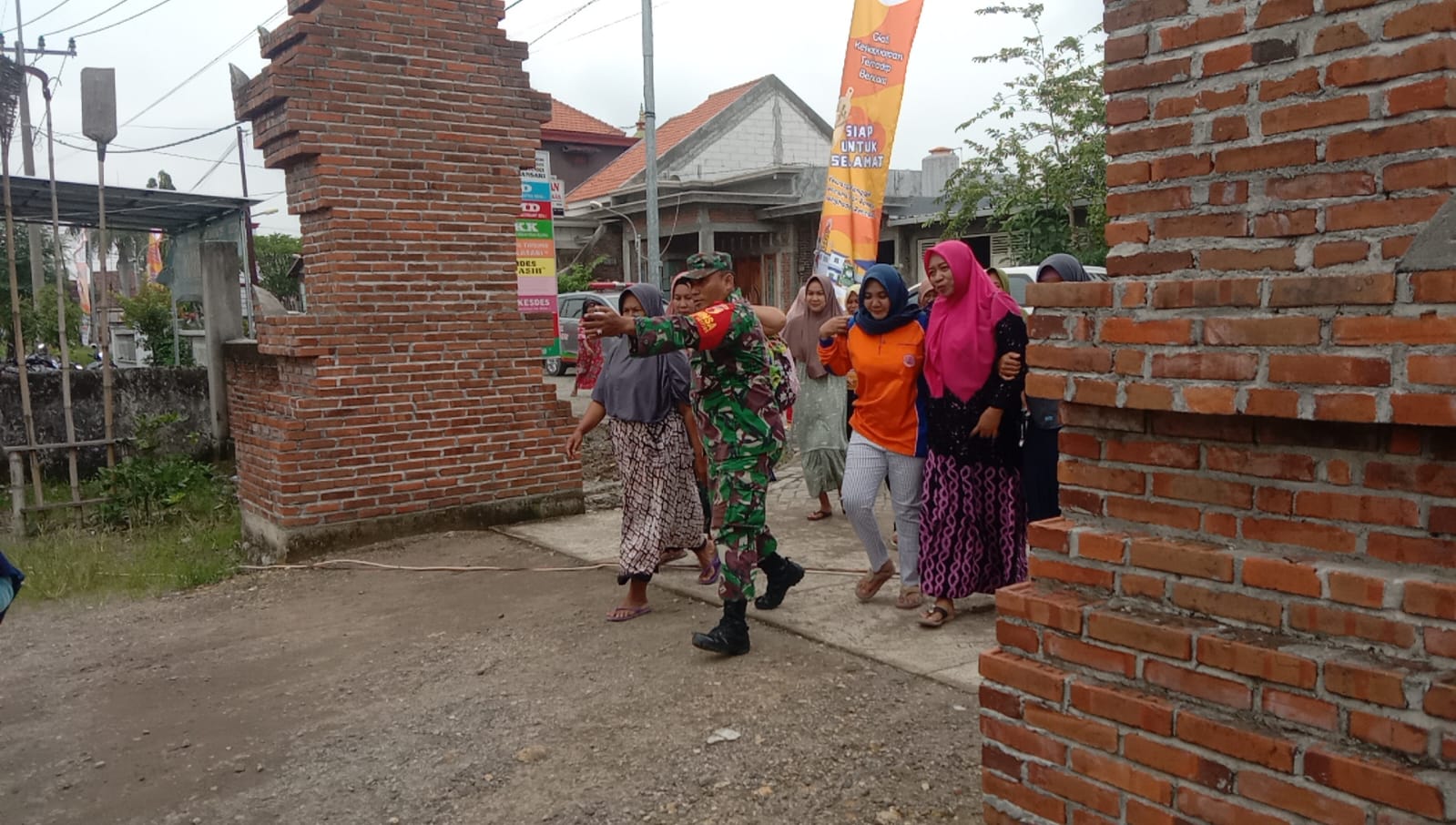 Sosialisasi dan Simulasi Tanggap Darurat Bencana Alam di Kecamatan Balongpanggang.