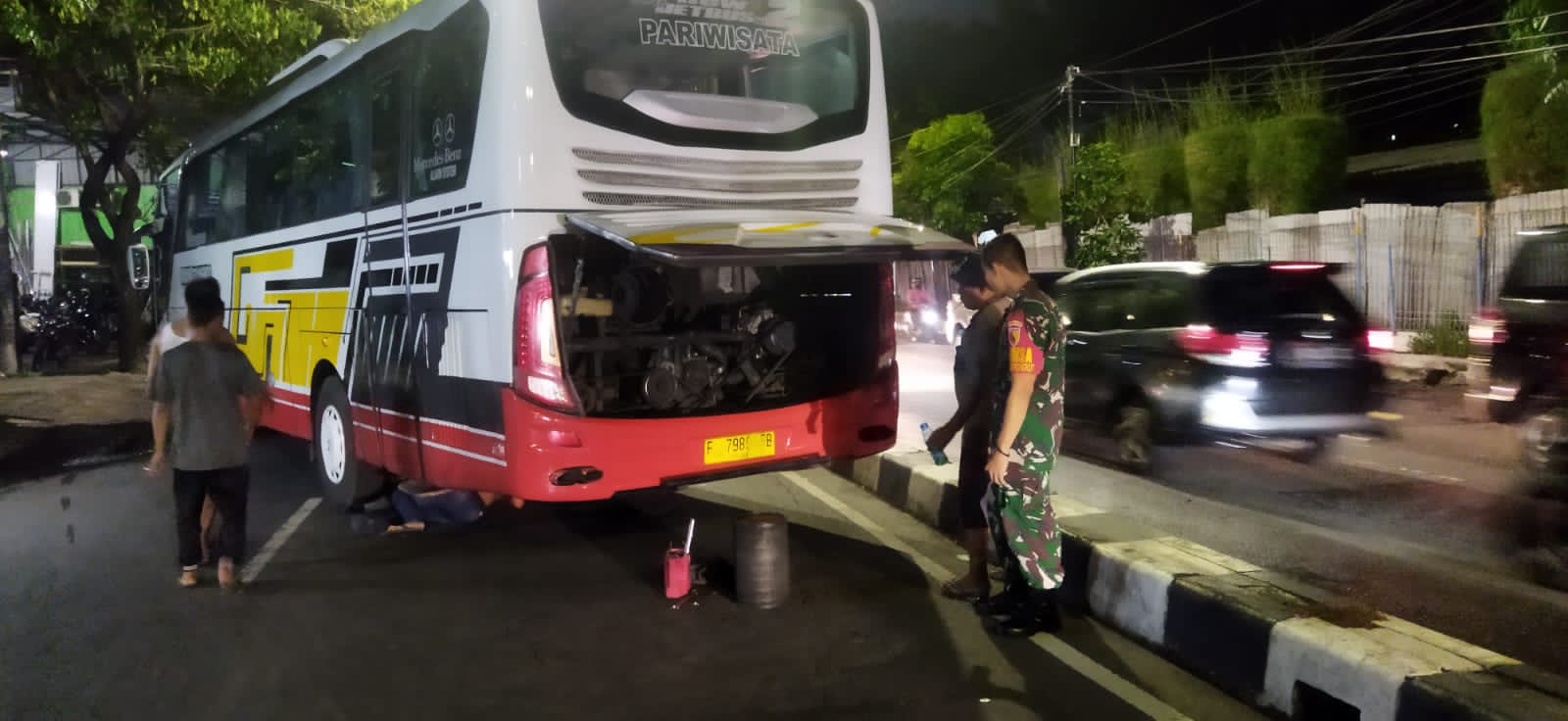 Bantu Kelancaran Lalu Lintas, Babinsa 05 Rungkut Bantu Perbaiki Bus Mogok