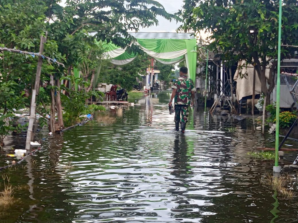 Danramil Cerme Pantau Beberapa Sektor Yang Masih Tergenang Banjir.