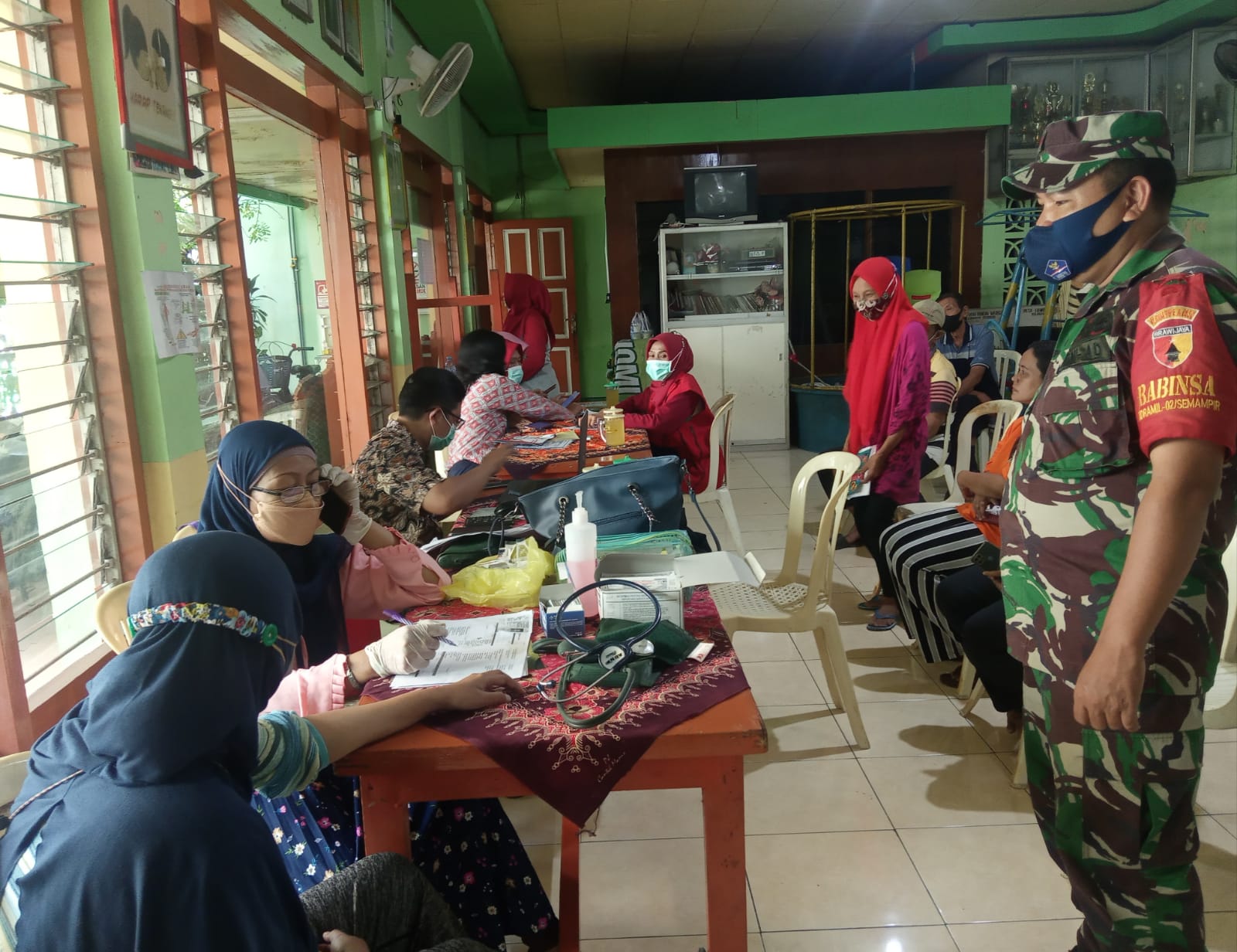 Babinsa Kelurahan Pegirian Lakukan Pendampingan Vaksinasi di Wilayah Binaan