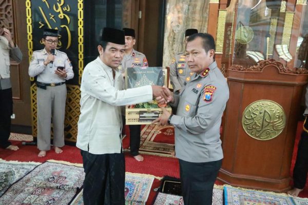 Kapolda Jatim Salurkan 9000 Kitab Suci Untuk Umat Beragama