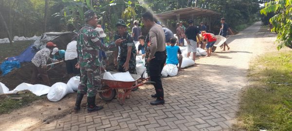 Antisipasi Banjir, Polres Tulungagung Bersama TNI dan Warga Pertebal Tanggul Sungai