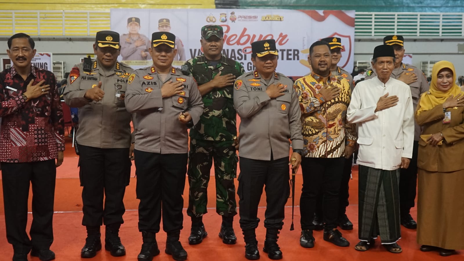 Dandim Gresik Turut Mendampingi Kapolda Jatim dalam Kunker di Acara Gebyar Vaksinasi Booster.
