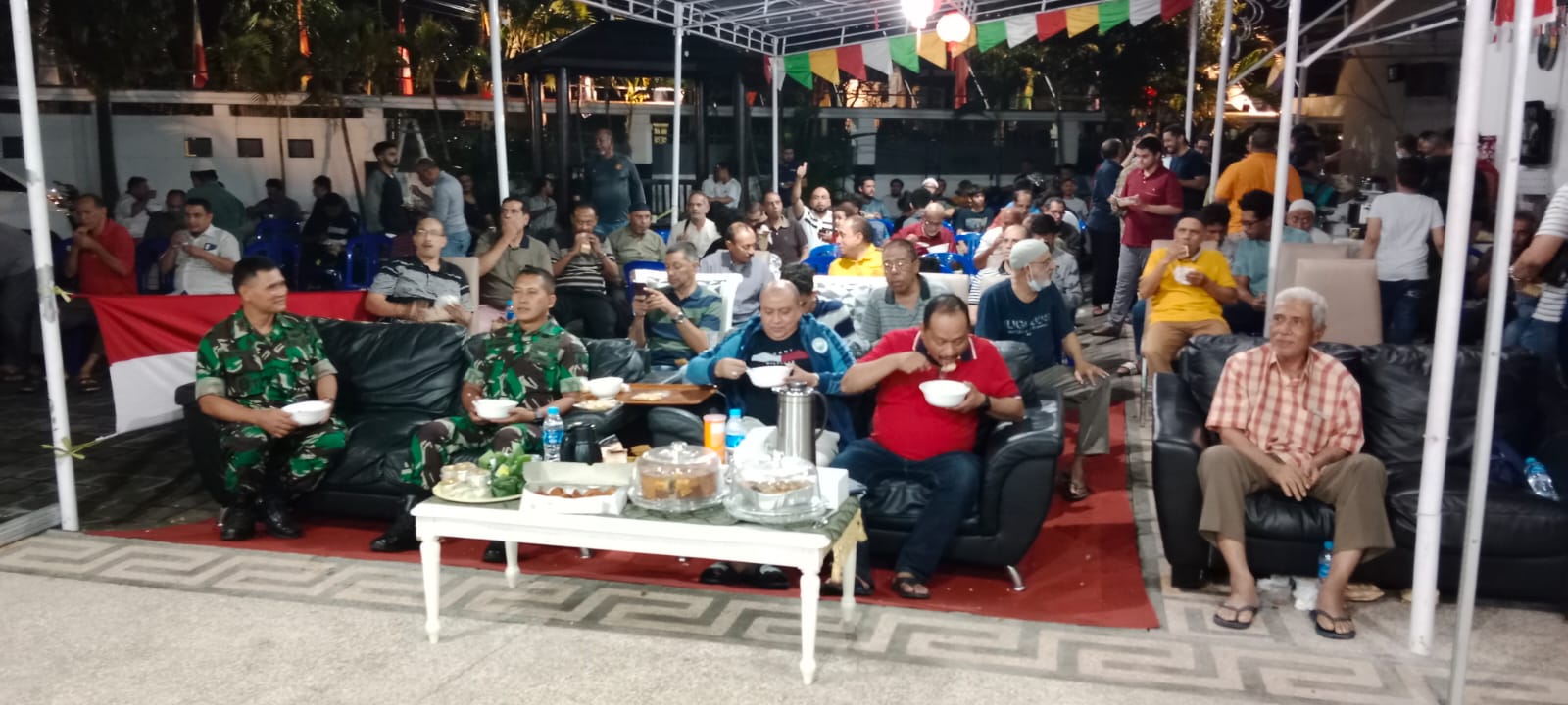 Pererat Silaturahmi, Dandim 0830/Surabaya Utara Nobar Piala Dunia Bersama Warga