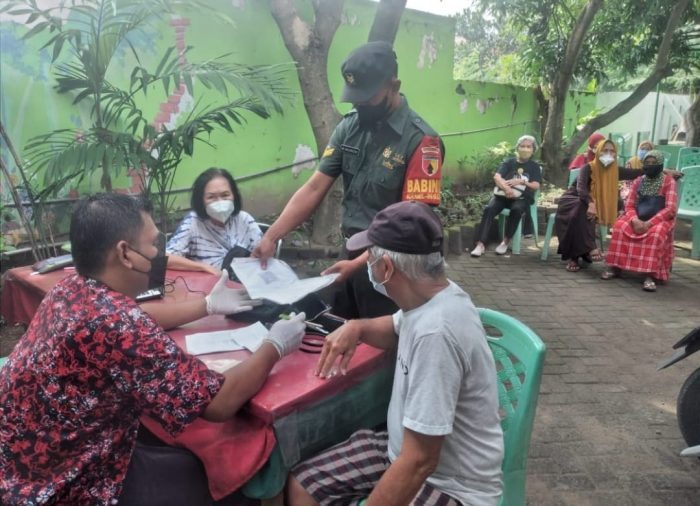 Babinsa Koramil 0830/06 Benowo Berikan Pendampingan Vaksinasi Bagi Masyarakat