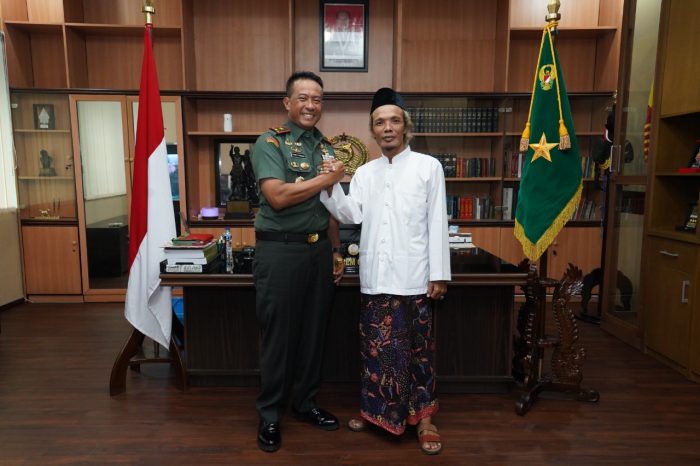 Danrem 084/Bhaskara Jaya Menerima Kunjungan Silaturahmi Pengasuh Pondok Pesantren Pancawarna Sidoarjo
