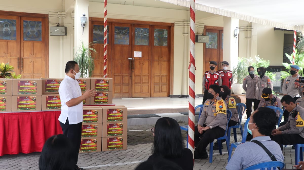 Berbagi Kasih, Polres Ponorogo Berbagi Sembako Kepada Jemaat Gereja Santa Maria