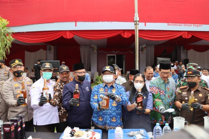 Bersama Forkopimda, Polres Tulungagung Musnahkan Ribuan Botol Miras Hasil Operasi