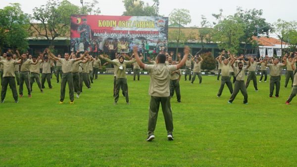 Kebersamaan Prajurit Jajaran Kodim 0817/Gresik dalam Olahraga Jalan Sehat.