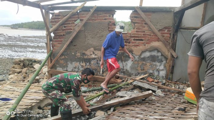 Puluhan Rumah di Desa Gelam Rusak Akibat Terjangan Gelombang Laut, Babinsa Bersama Forkopimcam Tambak Berikan Bantuan Sembako.
