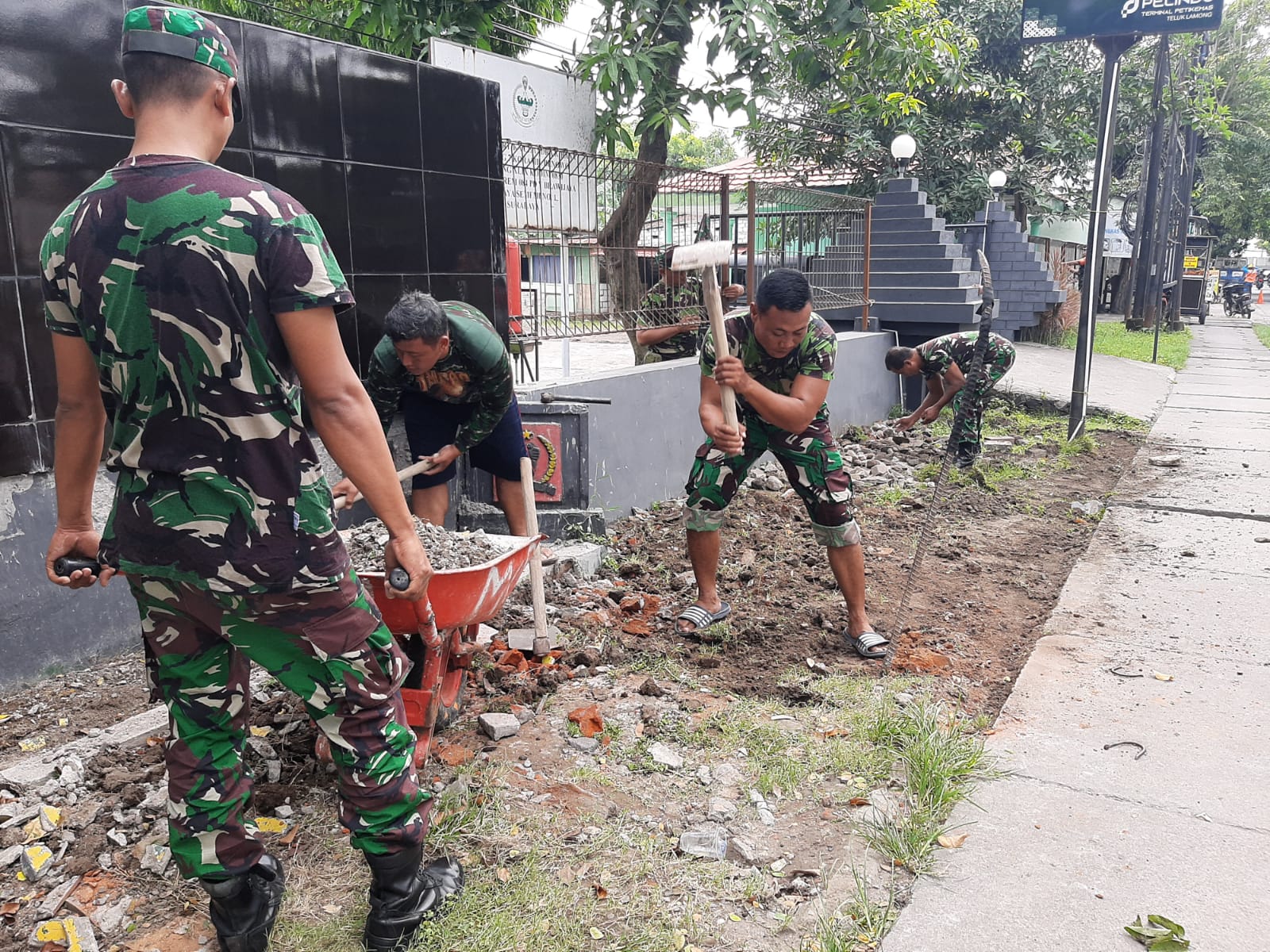 Benahi Pangkalan, Koramil 0830/06 Benowo Wujudkan Kebersihan dan Kenyamanan