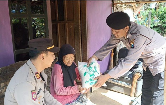 Polisi Ponorogo Serahkan Sembako Bagi Warga Renta