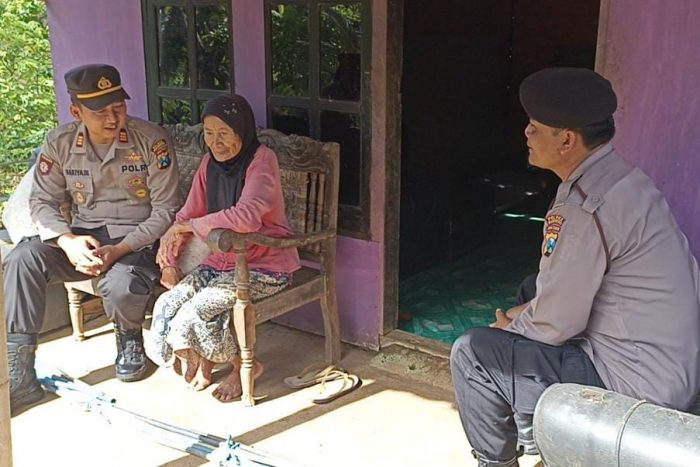 Polisi Peduli Kasih, Polres Ponorogo Sambangi Warga Berikan Bantuan Sembako