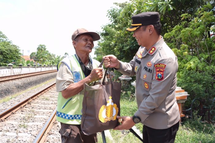 Peduli Sesama, Polres Lamongan Berbagi untuk Relawan Penjaga Perlintasan Kereta Api