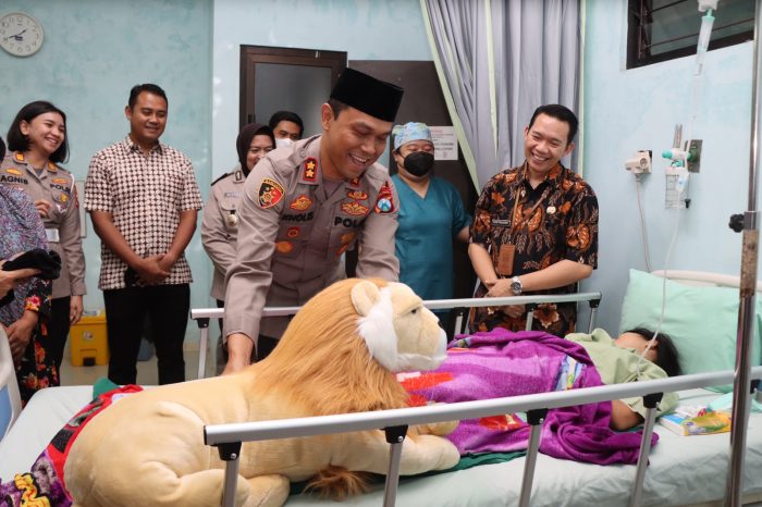 Kapolres Malang Kunjungi Lilik Aremanita Kalipare, Usai Menjalani Operasi di RSUD Kab. Malang