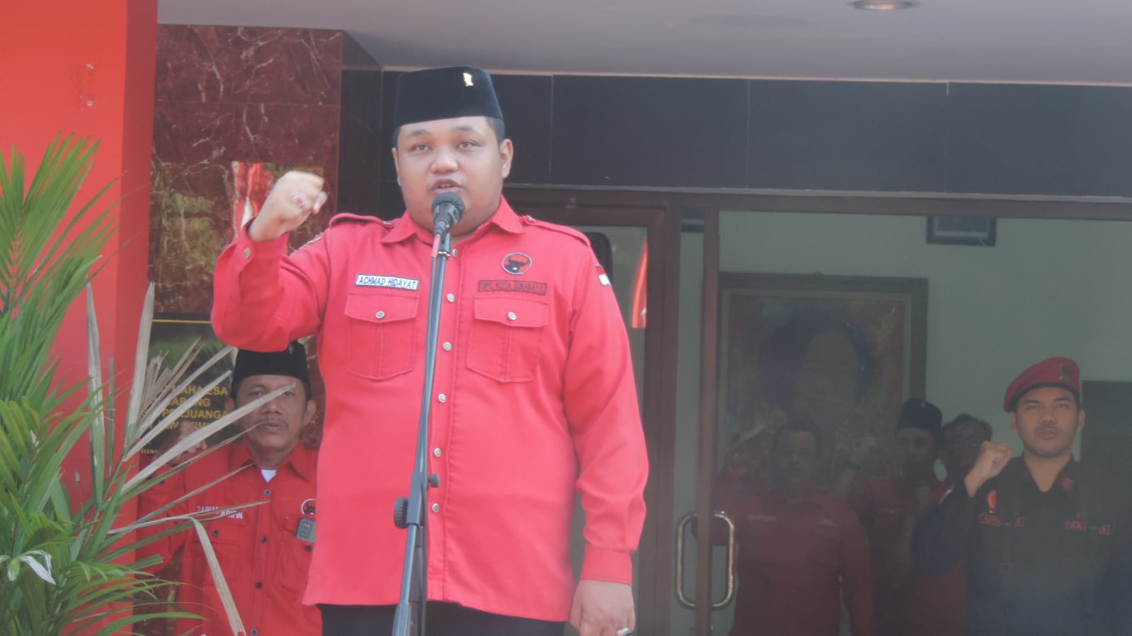 Peringati Hut Ke 50, Ratusan Kader PDIP Surabaya Ikuti Upacara Bendera