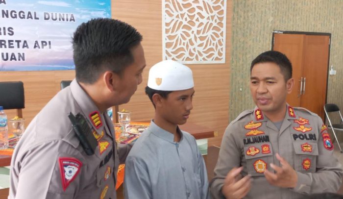 Kapolres Pasuruan Kota Lunasi Biaya Sekolah Anak Korban Laka Kereta Api