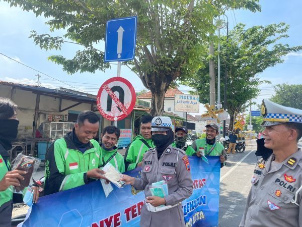 Polresta Mojokerto Berbagi Helm Gratis, Ajak Komunitas Ojek Online Tertib Berlalu Lintas