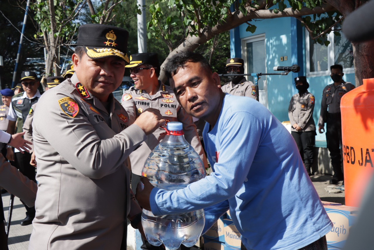 Kapolda Jatim Gelontorkan Bantuan Air Mineral Untuk Penduduk Pulau Gili Ketapang
