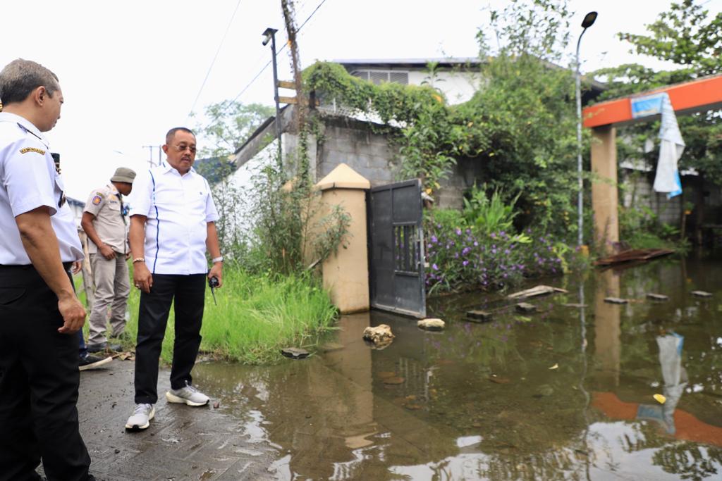 Genangan Air saat hujan , Wakil Walikota Armuji tinjau saluran pergudangan kalianak