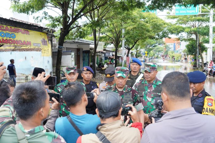 Banjir Yang Merendam Wilayah Driyorejo Gresik Ditinjau Oleh Danrem 084/Bhaskara Jaya