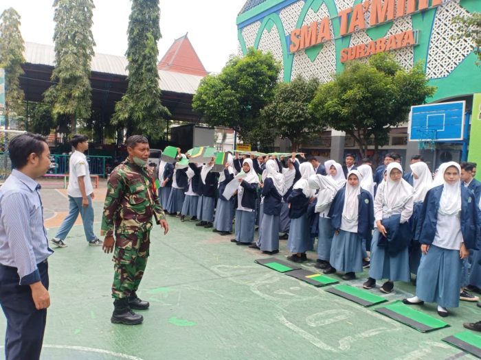 Tanamkan Kedisiplinan, Babinsa Berikan Materi PBB Pada Pelajar SMA