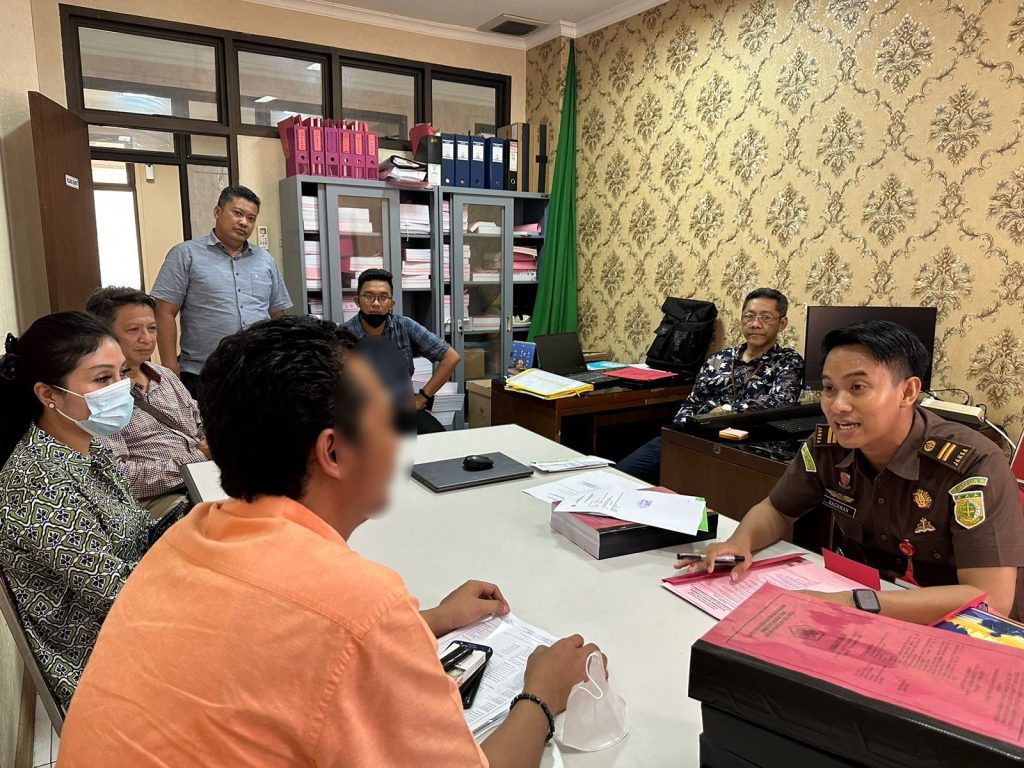 Tim Penyidik Pegawai Negeri Sipil (PPNS) Kantor Wilayah Direktorat Jenderal Pajak Jawa Timur I (Kanwil DJP Jatim I) menyerahkan tersangka berinisial MY dan DY kepada Kejaksaan Negeri Surabaya