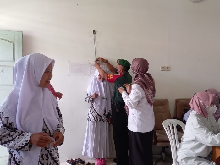 Peduli Kesehatan Generasi Muda, Babinsa Dukun Aktif Bantu Kegiatan Posyandu Remaja