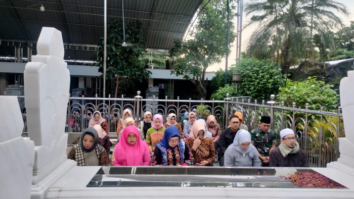 Dandim dan Ketua Persit KCK Cabang XLIX Sambut Ibu Ketua Umum Persit KCK Ziarah ke Makam Sunan Ampel
