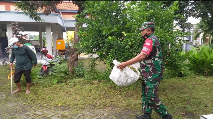 Jelang Ramadhan, Babinsa Bantu Aparat Desa Sumengko Galakkan Pembersihan Lingkungan Desa