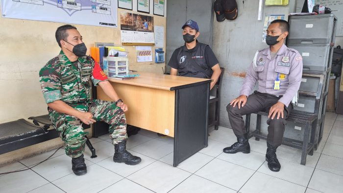 Ciptakan Kondisi Aman, Komsos Babinsa Kebomas dengan Security Perusahaan di Wilayah.