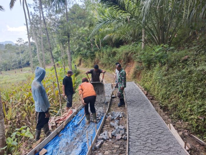 Babinsa Selur Manunggal Bersama Warga Ikut Rabat Jalan Desa