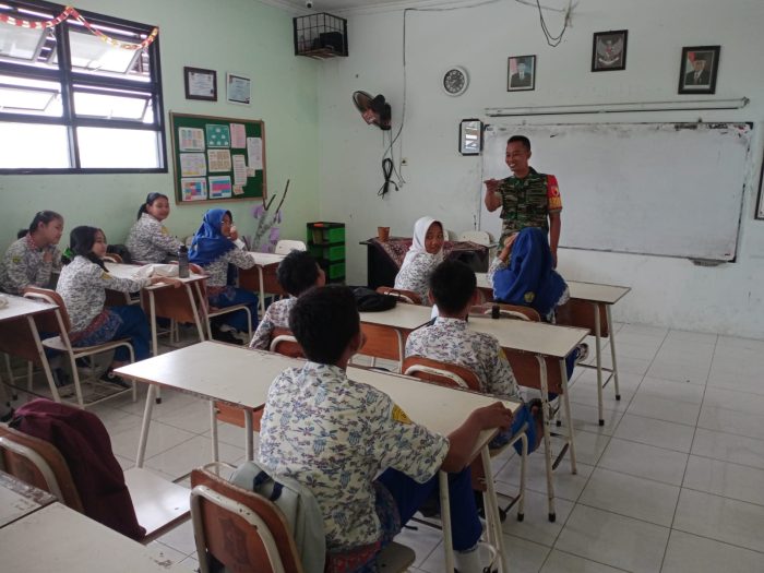 Babinsa Berikan Wawasan Kebangsaan di SMPN 53 Surabaya